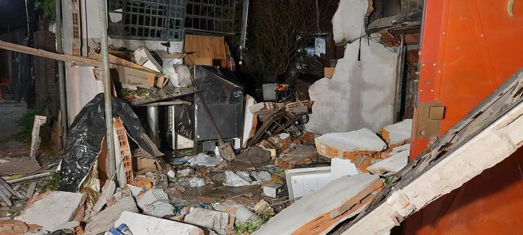 Discutió con un vecino, lo asesinó y voló su propia casa (Foto: Bomberos Alte. Brown)