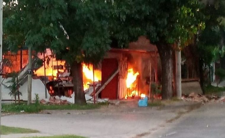 Discutió con un vecino, lo asesinó y voló su propia casa (Foto: Bomberos Alte. Brown)