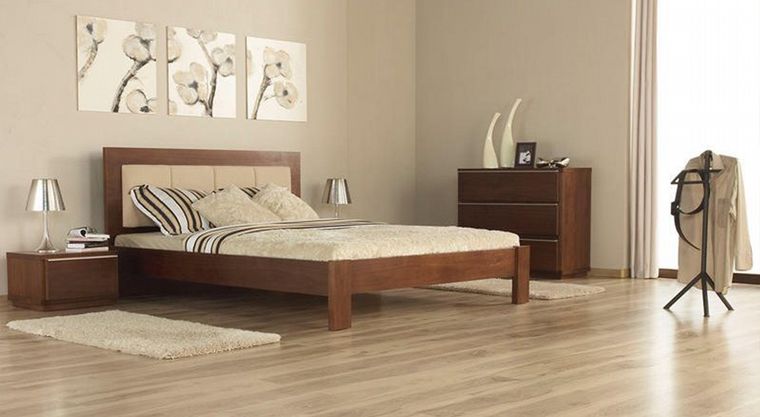 Los pisos flotantes se limpian usando un paño humedecido con agua