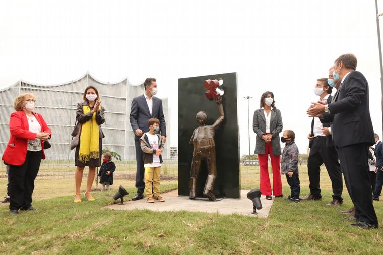 Se inauguró una escultura que representa a las personas con trisomía 21