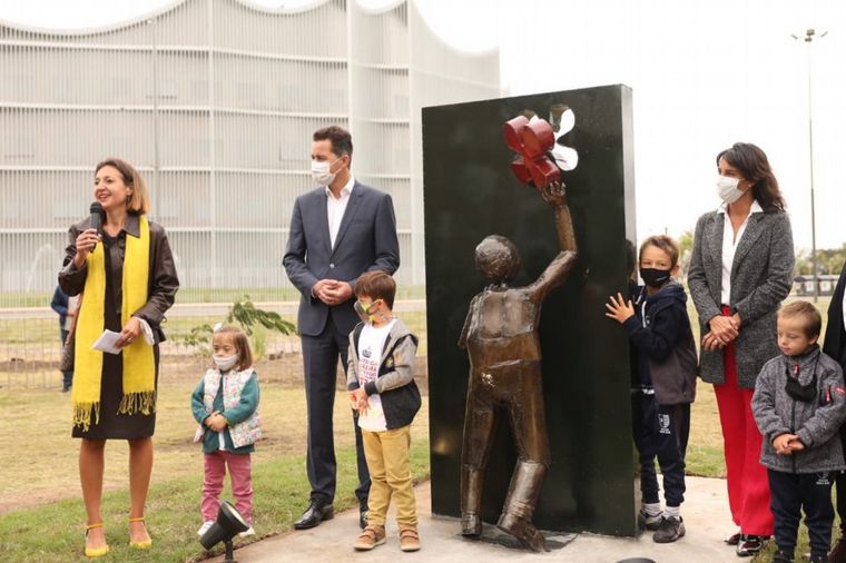 Se inauguró una escultura que representa a las personas con trisomía 21