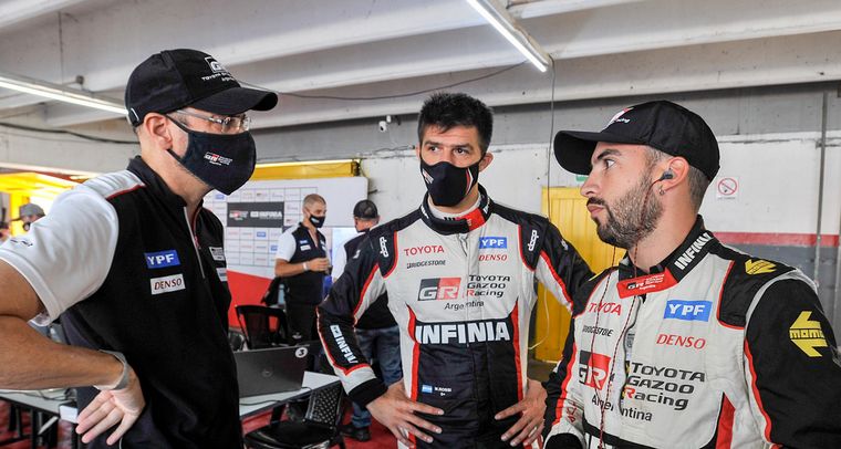 Rossi en el centro de la escena, con su Ingeniero Bruna y su compañero Santero.