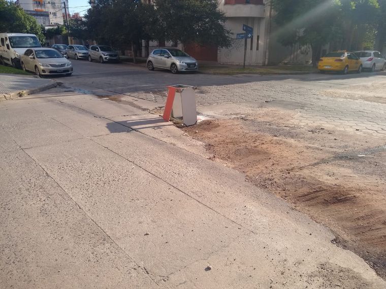 Un bache rompió un auto en barrio General Paz