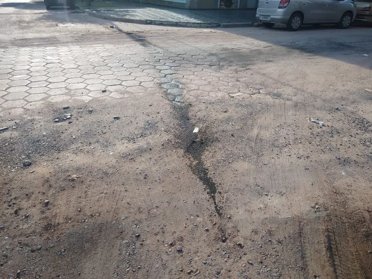 Un bache rompió un auto en barrio General Paz