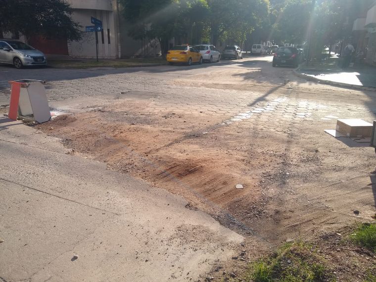 FOTO: Un bache rompió un auto en barrio General Paz