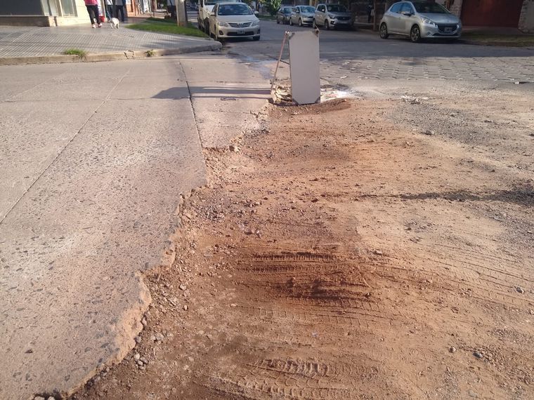Un bache rompió un auto en barrio General Paz