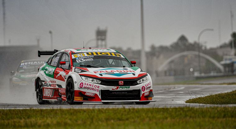 Ardusso y Honda en la lluvia del sábado, los mejores entrenando.
