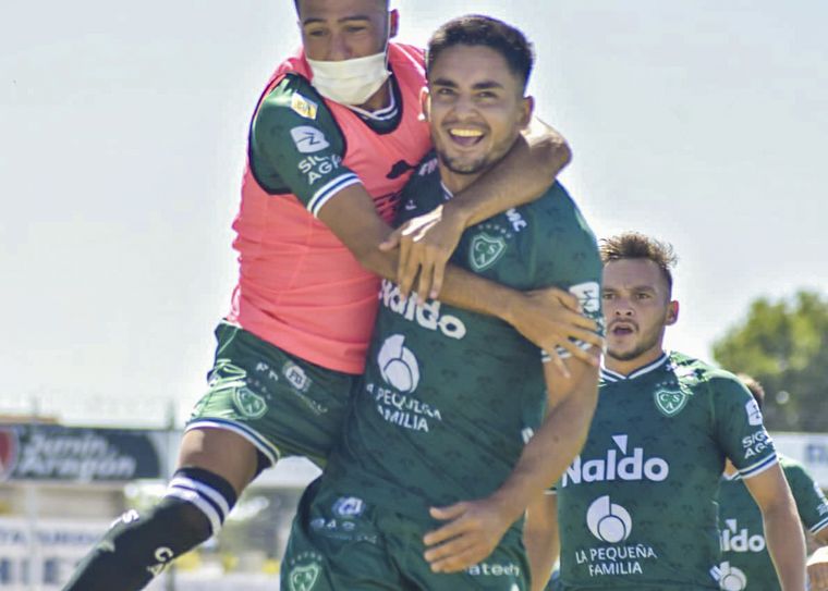 Sarmiento ganó por 3-1 y sumó su primera victoria