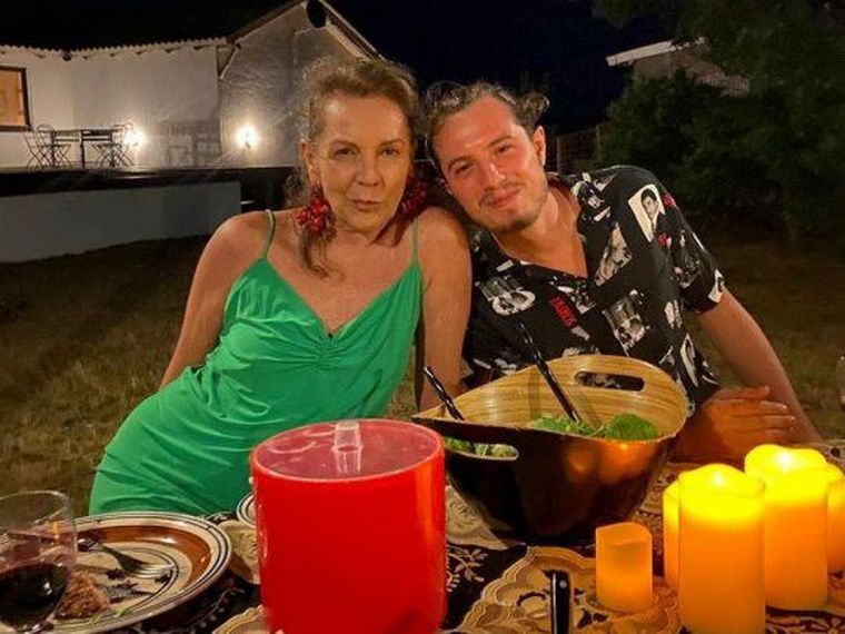 Mónica Gonzaga y su hijo Adriano Sessa.