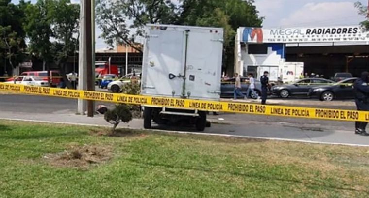 Atropelló con su camión a tres ladrones que lo asaltaron