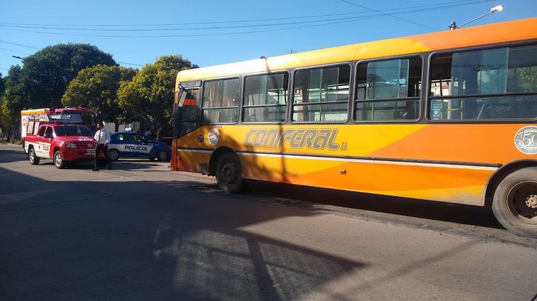Chocaron un colectivo y un auto en avenida Pueyrredón de Córdoba.