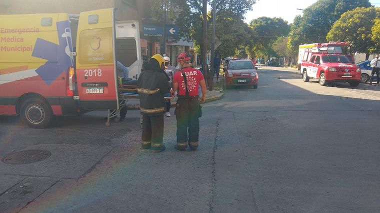 Chocaron un colectivo y un auto en avenida Pueyrredón de Córdoba.