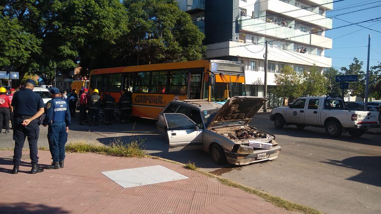 FOTO: Chocaron un colectivo y un auto en avenida Pueyrredón de Córdoba.
