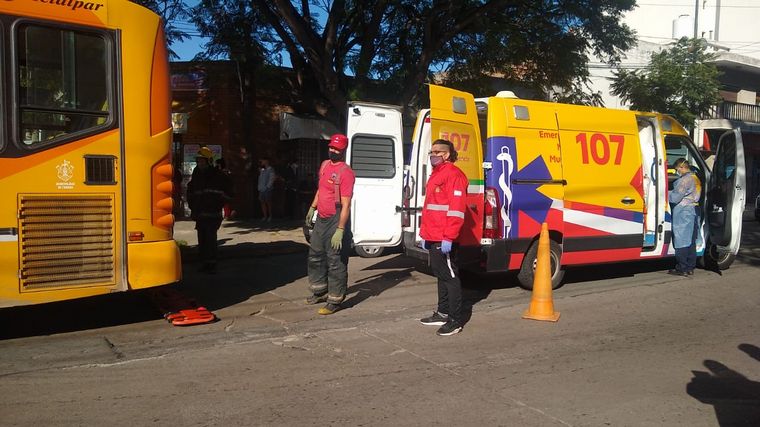 Chocaron un colectivo y un auto en avenida Pueyrredón de Córdoba.