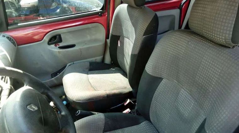 Los delincuentes se conducían en una camioneta Renault Kangoo.