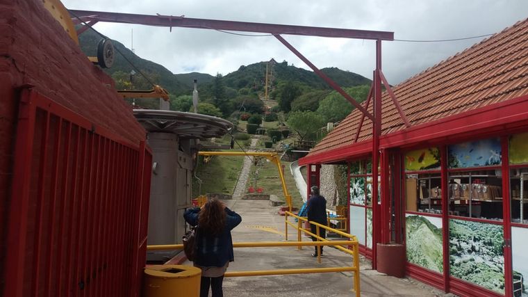 Una pareja cayó de una aerosilla en Los Cocos.