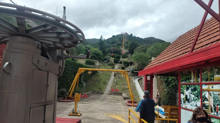 Una pareja cayó de una aerosilla en Los Cocos.