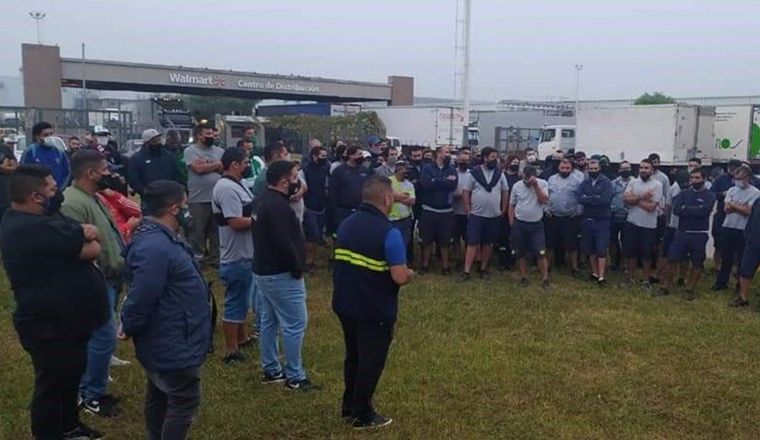 Asamblea de trabajadores en el Centro de Distribución de Walmart (Foto: Clarín).