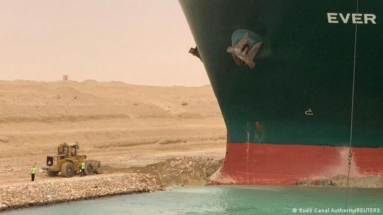 FOTO: Suspenden la navegación por el Canal de Suez por un buque encallado.
