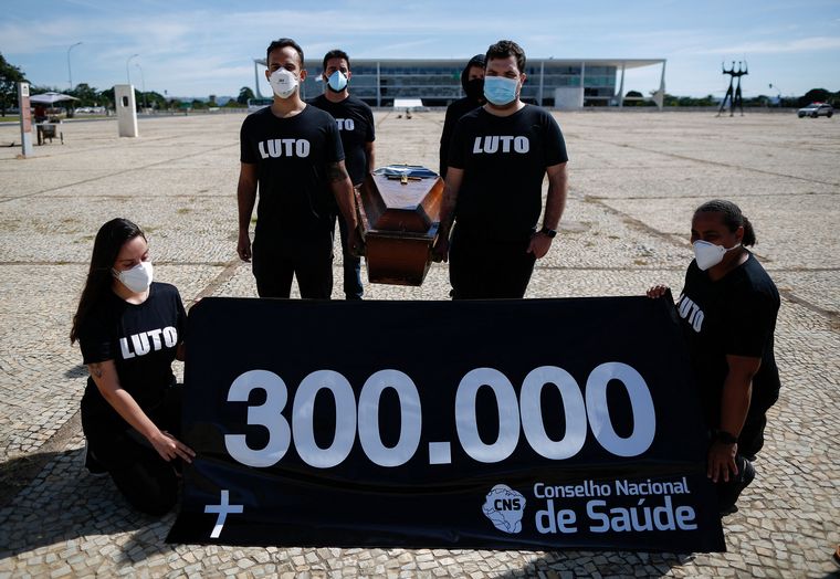 La cantidad de fallecidos en el país vecino superó los 300 mil. 