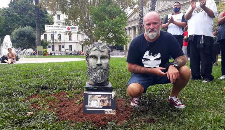Sergio Maldonado, con el busto de su hermano Santiago.