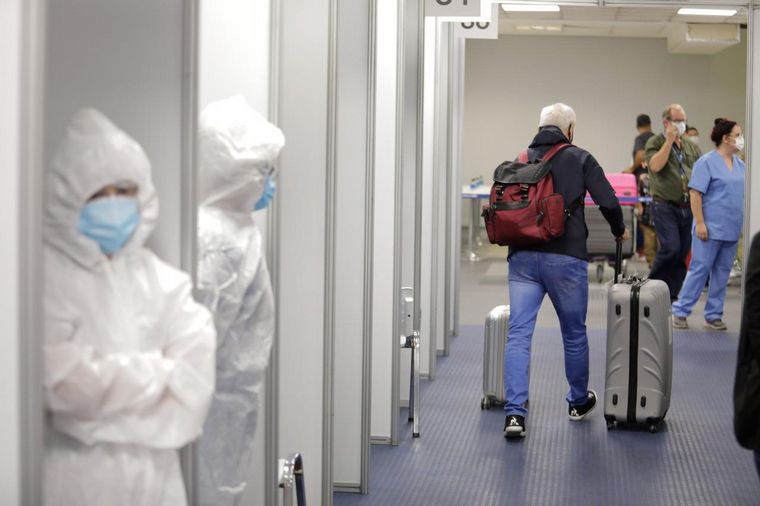 Test de coronavirus a pasajeros en Ezeiza