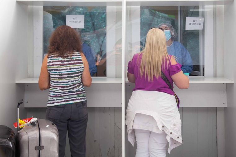 Test de coronavirus a pasajeros en Ezeiza