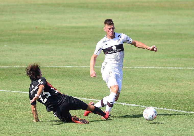 Colón se lo dio vuelta a Platense por 3-1 y sigue puntero