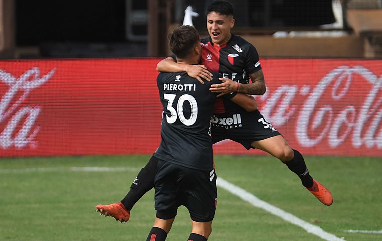 Colón se lo dio vuelta a Platense por 3-1 y sigue puntero