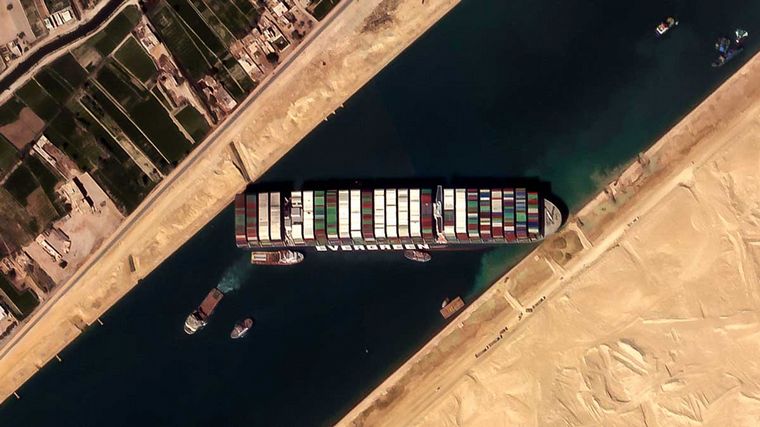 Un barco encallado en el Canal de Suez pone en vilo al comercio mundial