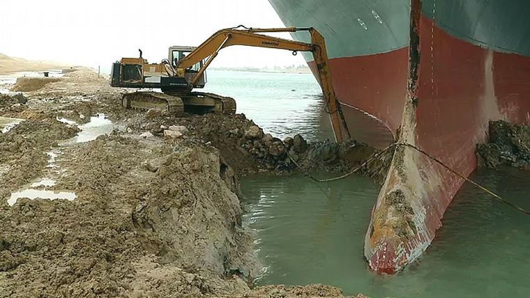 FOTO: Un barco encallado en el Canal de Suez pone en vilo al comercio mundial