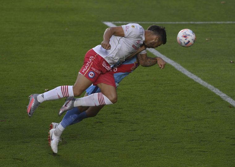 Con nueve jugadores, Argentinos Juniors venció a Arsenal.