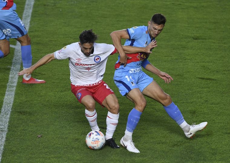 Con nueve jugadores, Argentinos Juniors venció a Arsenal.