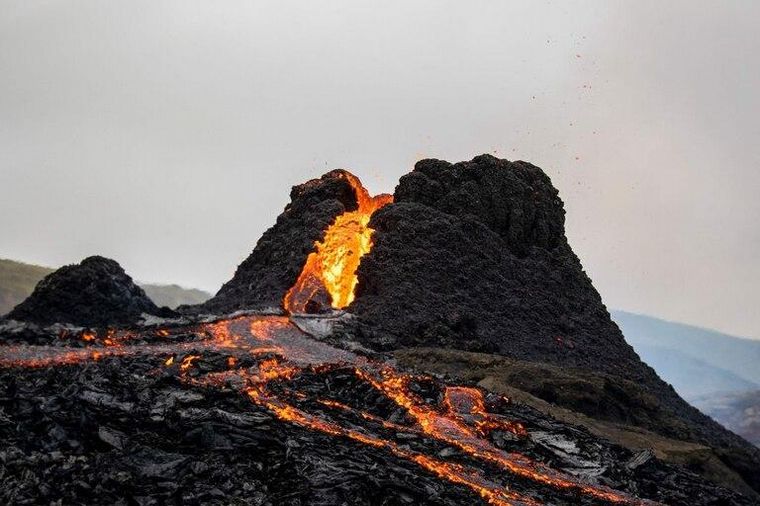Un dron filmó un volcán en erupción y hasta acabar derretido