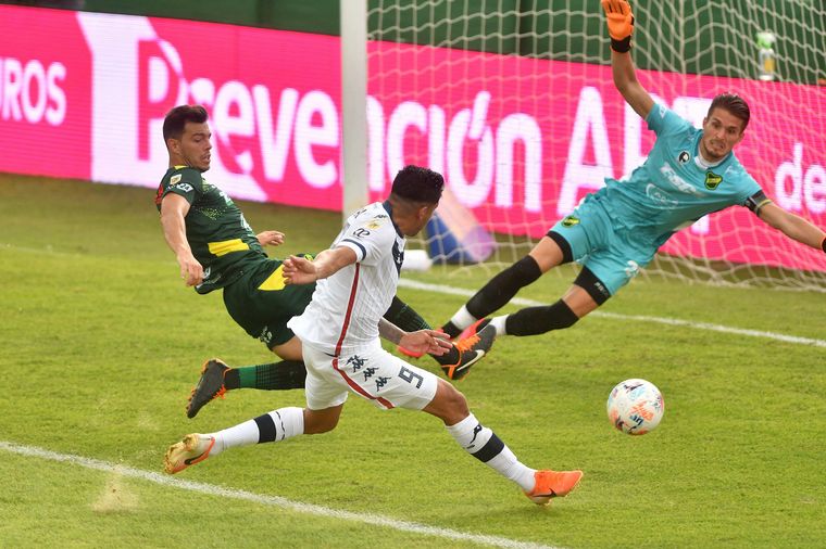 Vélez igualó ante Defensa y sigue como único puntero