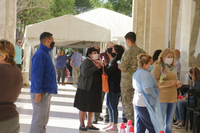 Comenzaron a vacunar a mayores de 65 en Córdoba