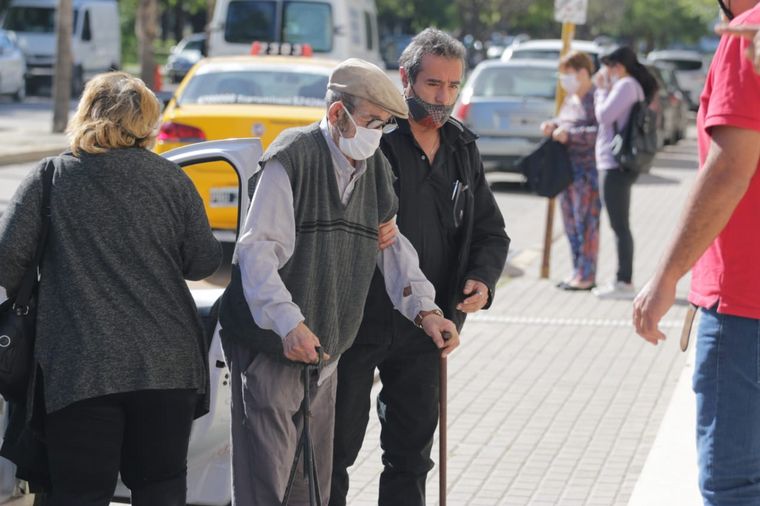 FOTO: Comenzaron a vacunar a mayores de 65 en Córdoba