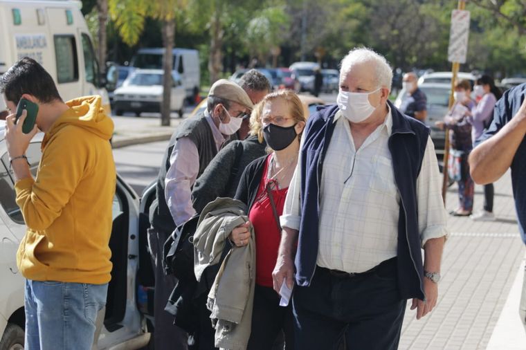 Comenzaron a vacunar a mayores de 65 en Córdoba
