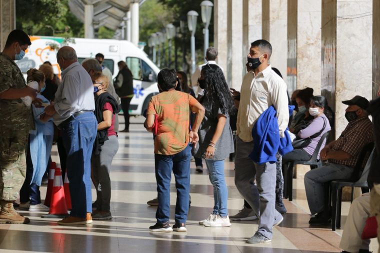 Comenzaron a vacunar a mayores de 65 en Córdoba