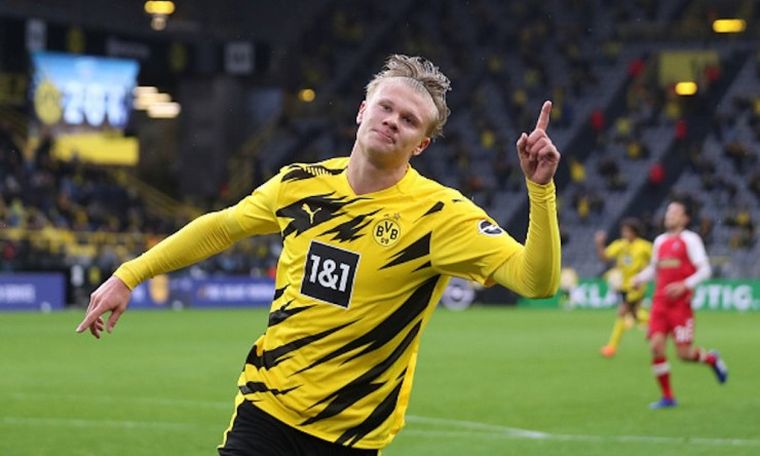 Erling Halland milita en el Borussia Dortmund.