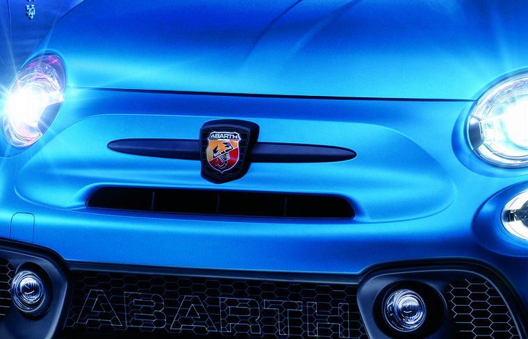 El escudo de Abarth que enmarca al emblemático Escorpión.