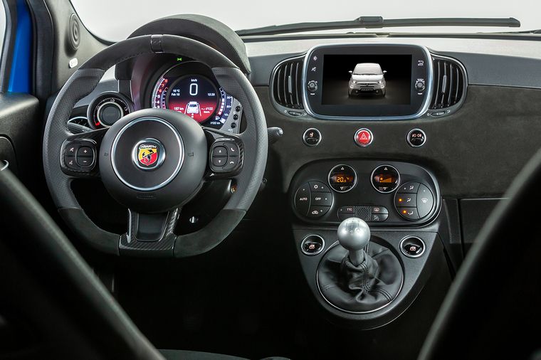 Abarth mantiene la filosofía deportiva en sus interiores.