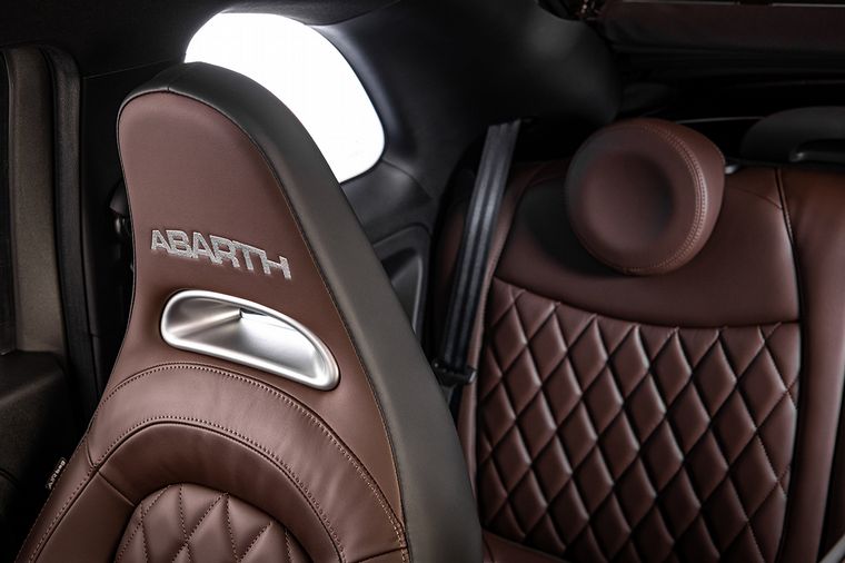 Las butacas "Abarth", un detalle de siempre en los modelos italianos.