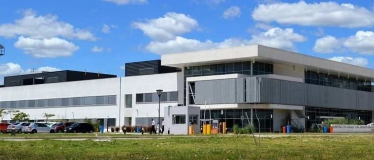 Echaron a un médico de Cañuelas por vacunar a su novia