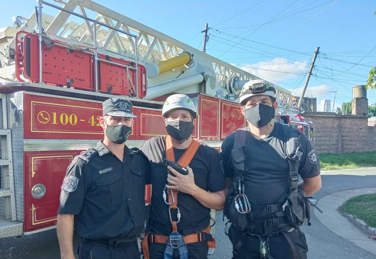 Los bomberos trabajaron por horas para rescatar a la gatita