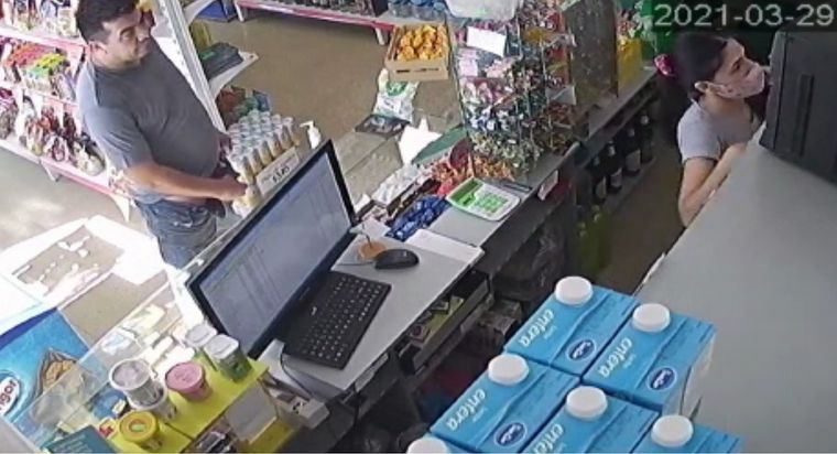 El hombre se masturbó frente a la empleada de un kiosco.