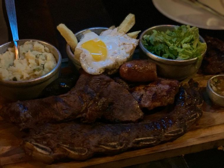 Pueblo Mío, una parrillada con exquisiteces en Carlos Paz. 