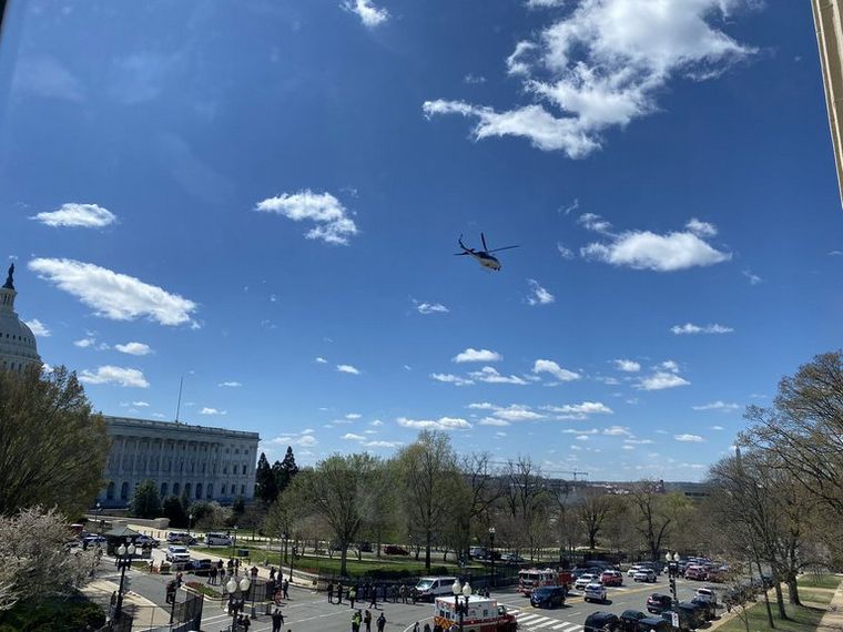 Cierran el Capitolio por un auto que embistió una barricada