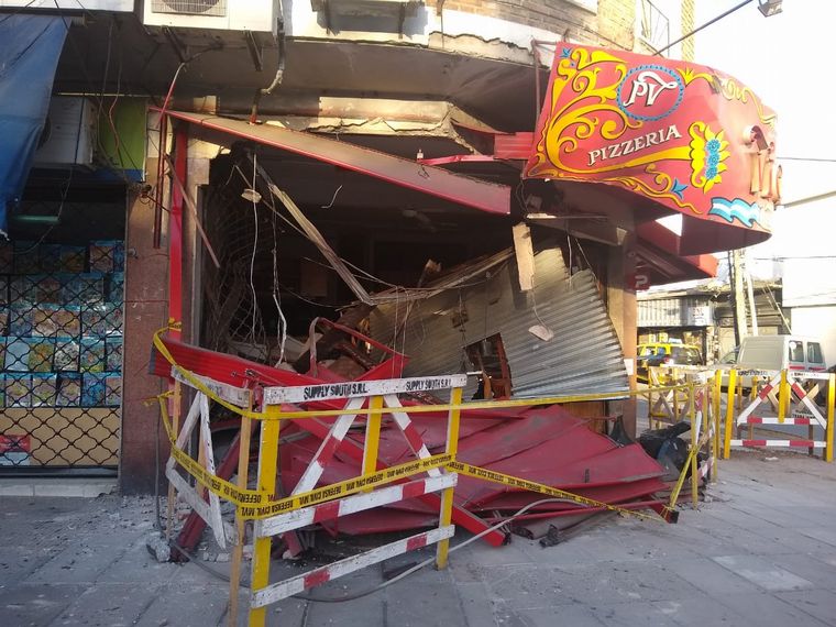 FOTO: Un colectivo se incrustó en una tradicional pizzería de Vicente López.