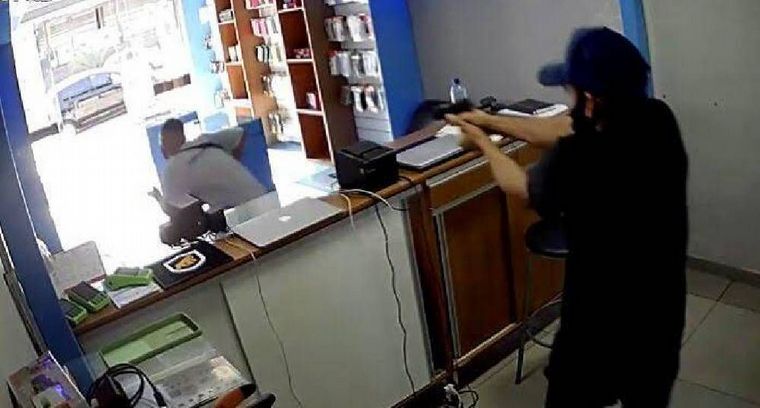 Las imágenes quedaron registradas por las cámaras de seguridad.